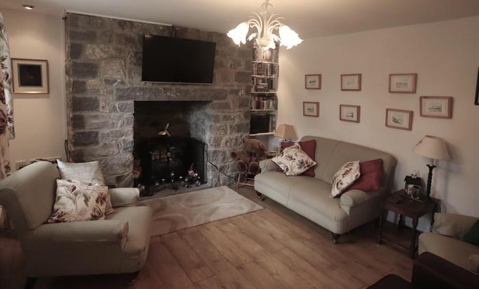 Very comfortable, Smart TV, Music Centre, Video, DVD's, books for all ages. Central Heating plus Electric Stove. Lg Burner in Snug.